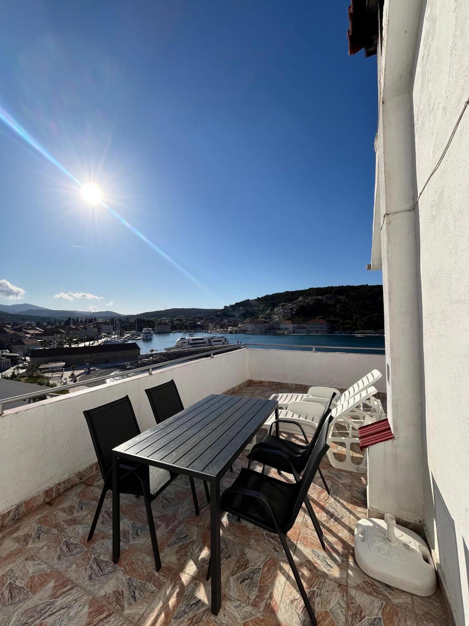 Apartments Peronja Jelsa Seafront מראה חיצוני תמונה