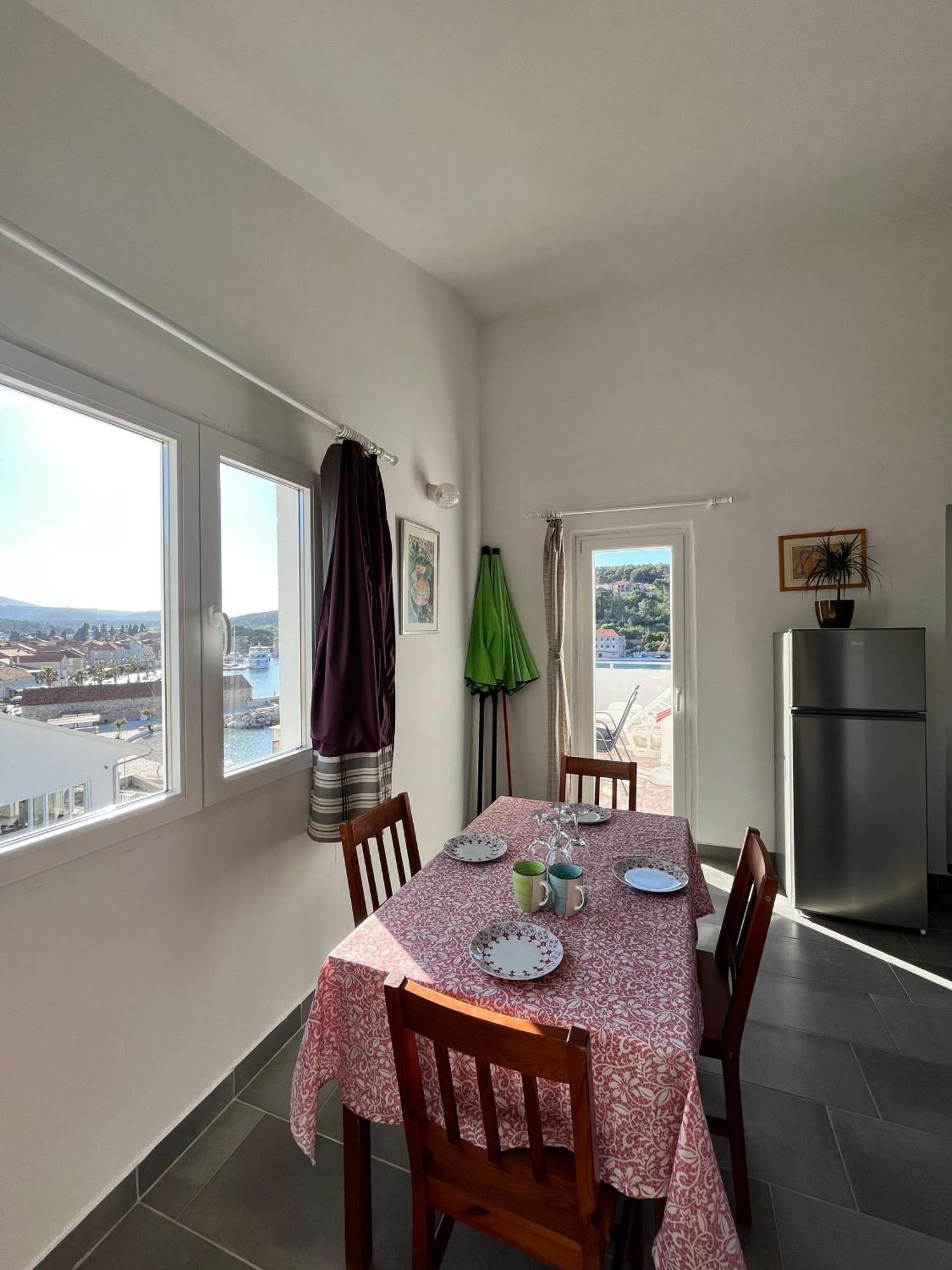 Apartments Peronja Jelsa Seafront מראה חיצוני תמונה
