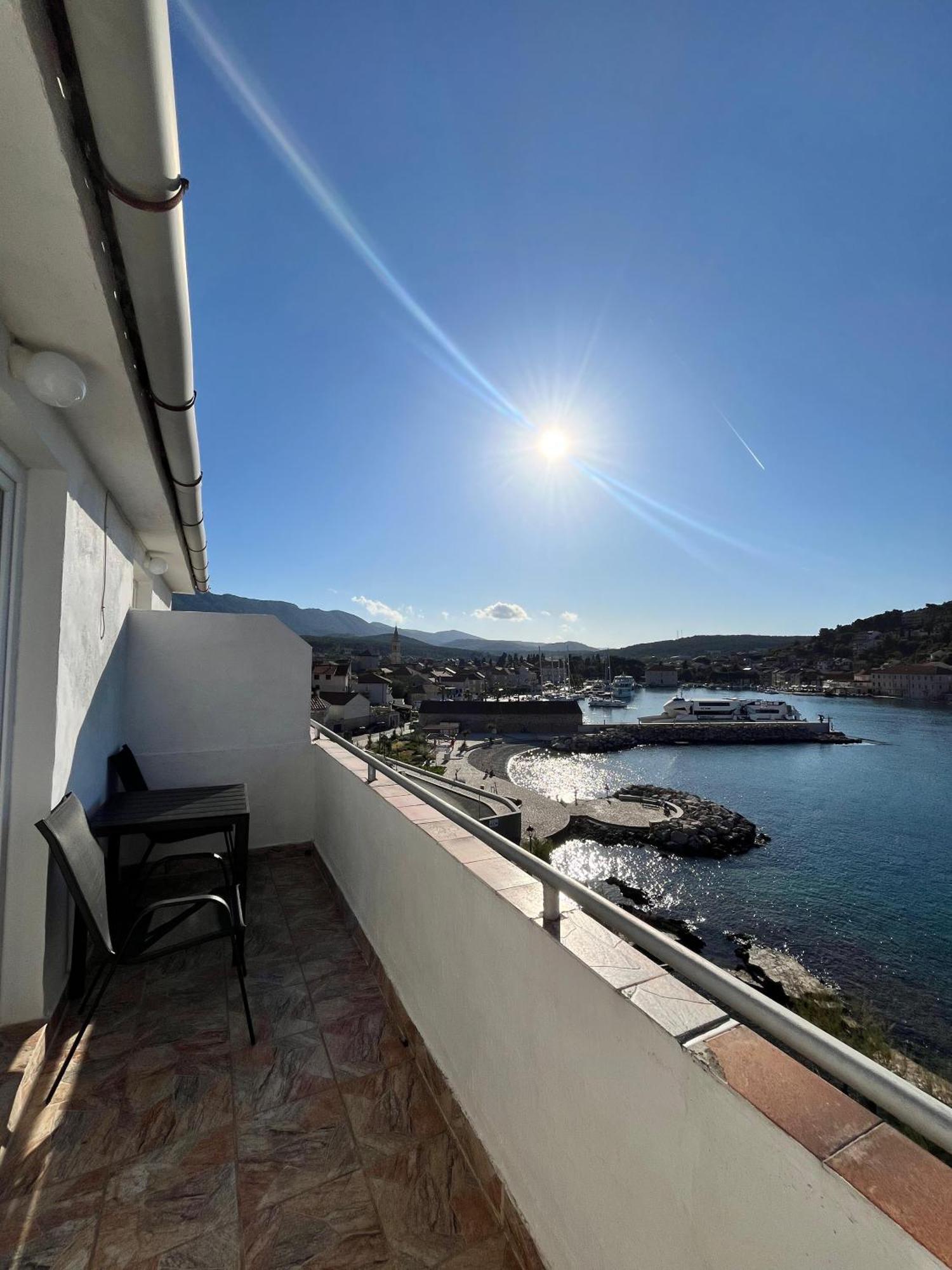 Apartments Peronja Jelsa Seafront מראה חיצוני תמונה