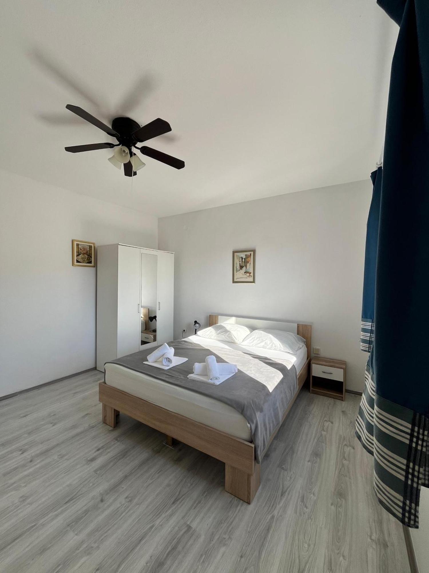 Apartments Peronja Jelsa Seafront מראה חיצוני תמונה