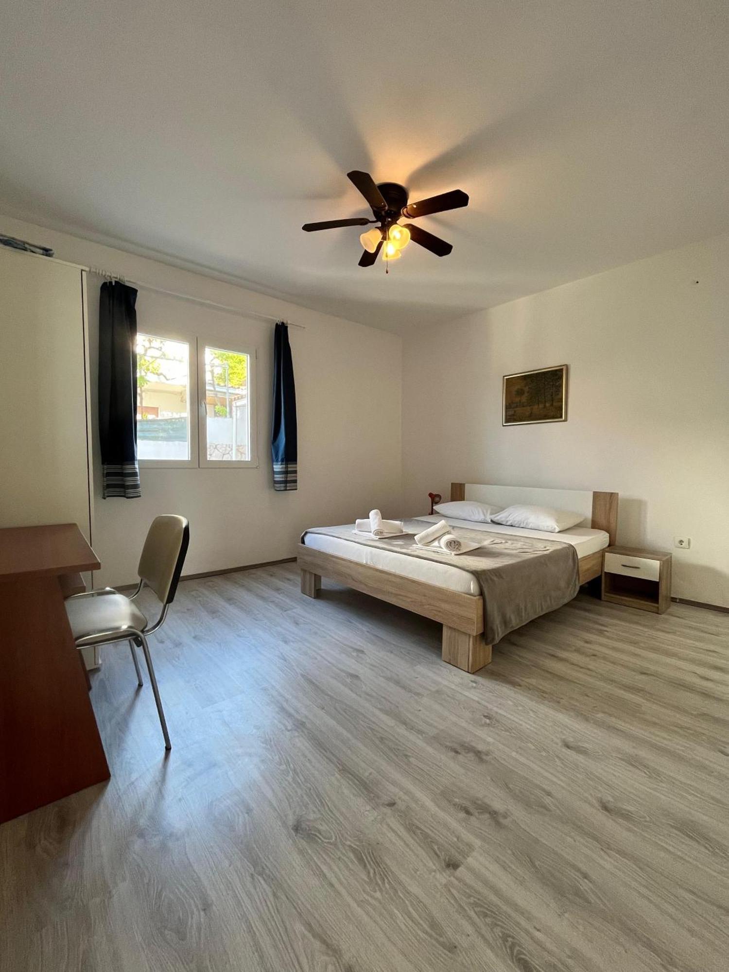 Apartments Peronja Jelsa Seafront מראה חיצוני תמונה