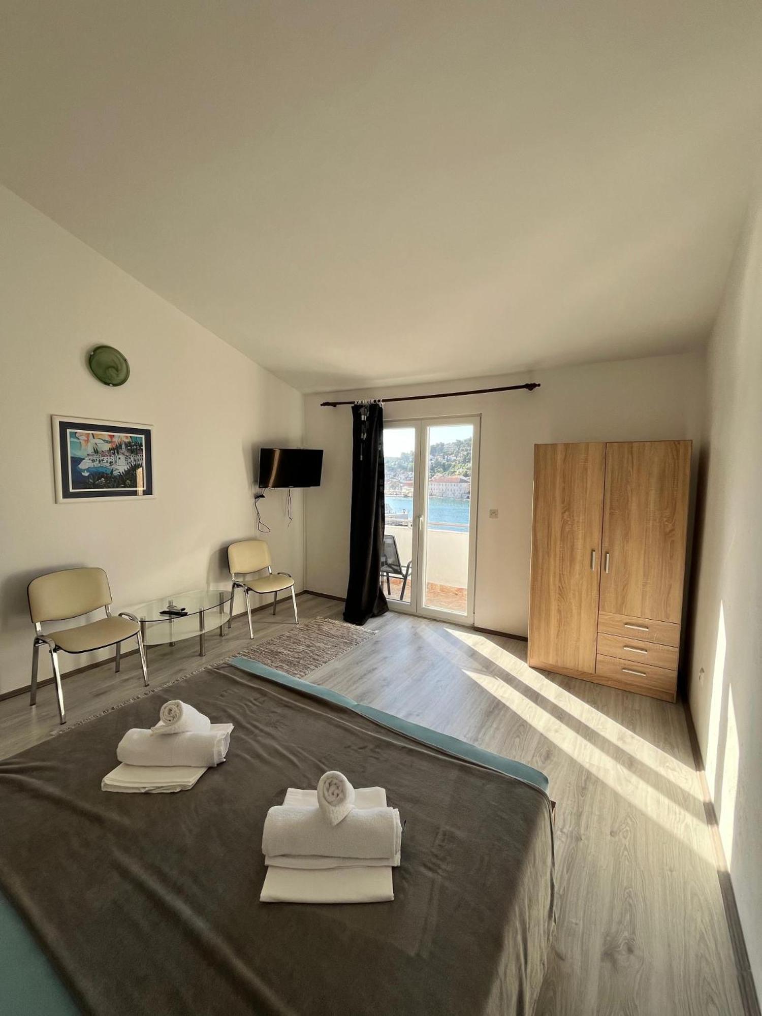 Apartments Peronja Jelsa Seafront מראה חיצוני תמונה